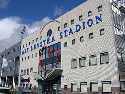 What is the unique feature of SC Heerenveen's emblem?