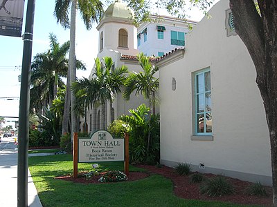 What type of architecture is common in Boca Raton due to Addison Mizner?