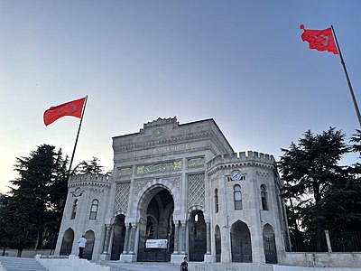 How many academic units does Istanbul University have?