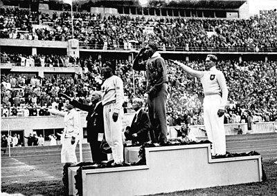 How many gold medals did Jesse Owens win at the 1936 Olympics?