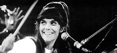 Was Karen Carpenter the older or younger sibling in the duo?