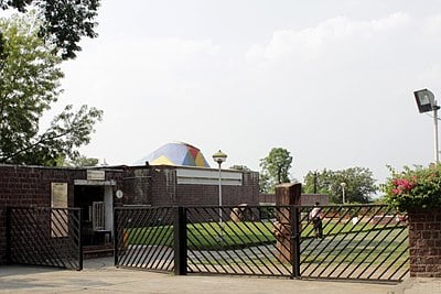 Which national importance institution is NOT located in Bhopal?