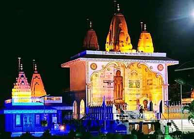 Which famous temple is located in the center of Ujjain?