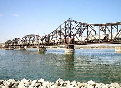 What is the main river that flows through Pierre, South Dakota?