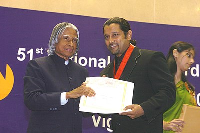 Which award did Vikram receive from the Government of Tamil Nadu in 2004?