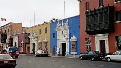 What is the name of the avenue that encircles the old city wall of Trujillo?