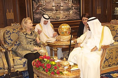 What country does Hillary Clinton have citizenship in?