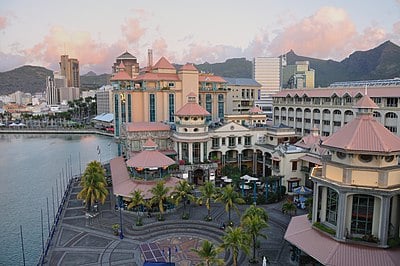 What is the official language of Port Louis?