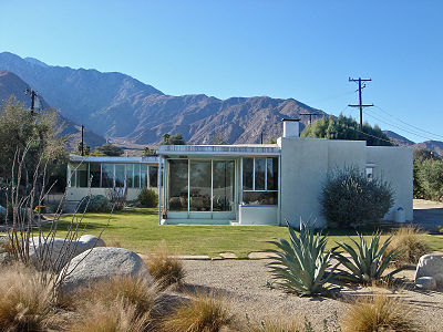 Which famous architect is known for designing many mid-century modern buildings in Palm Springs?