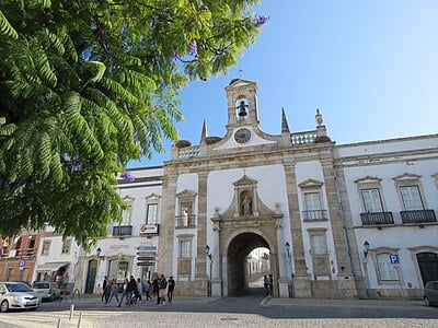 What is the capital of the Faro district in Portugal?