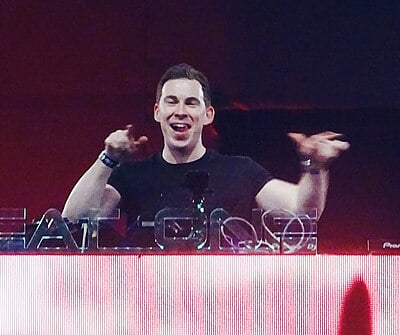 Hardwell is best known for his sets at which types of events?