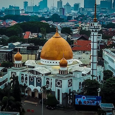 What is Surabaya's status in the Indonesian archipelago's trading history?
