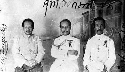Who invited Chulalongkorn and his father to observe the solar eclipse in 1868?