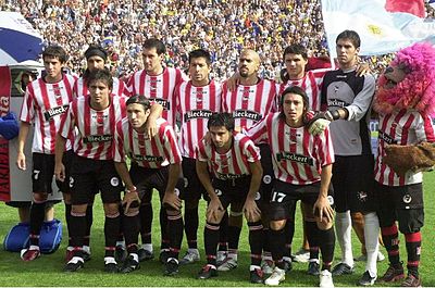 In which division does Estudiantes de La Plata's football team currently compete?