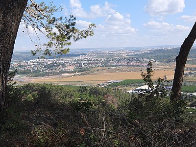 Which archaeological site is located near Beit Shemesh?