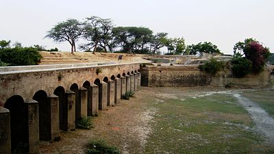 Which historical figure is associated with the establishment of Aligarh Fort?