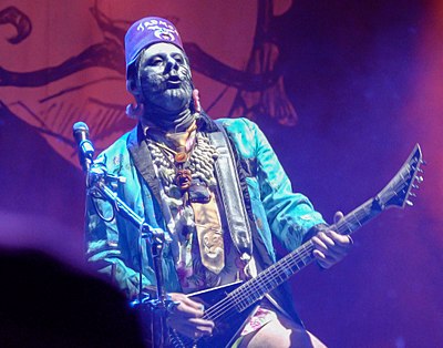 Which of these is a characteristic of Wes Borland's live performances?