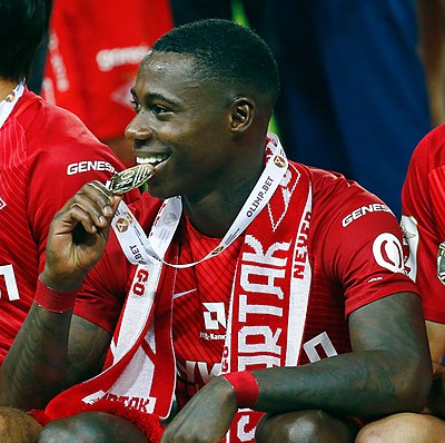 What is Quincy Promes' preferred playing position?