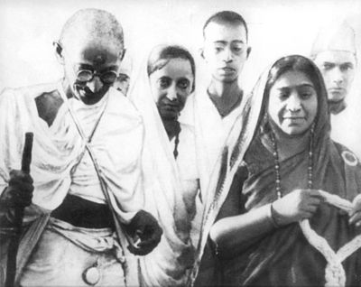 What party's struggle for independence drew Sarojini Naidu to them?