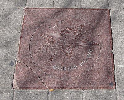 What is the date of Gordie Howe's birth?