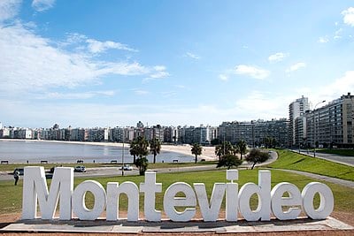 What is the estimated per capita income of Montevideo in 2022?