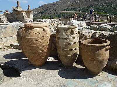 What is the size of the largest Bronze Age archaeological site on Crete, Knossos?