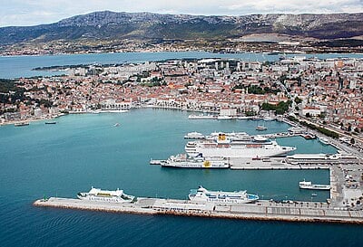 Which famous Croatian sculptor was born in Split?