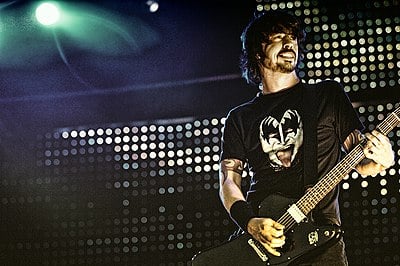 Which band did Dave Grohl join at the age of 17?
