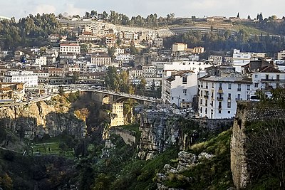 How is the population of Constantine, Algeria, if considered with its agglomeration?