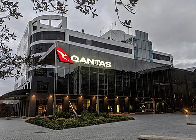 What was Qantas's net profit in 2017?