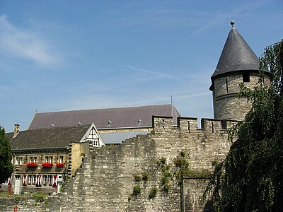 Which mountain is largely situated within Maastricht's municipal borders?