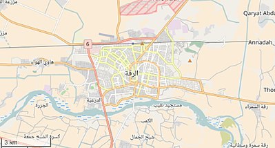 What is the current population of Raqqa based on the 2021 official census?