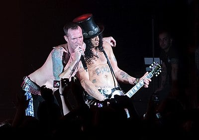 Which Guns N' Roses guitarist did Slash replace?