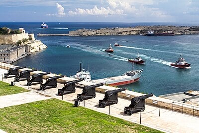 What type of fortifications can be found in Valletta?