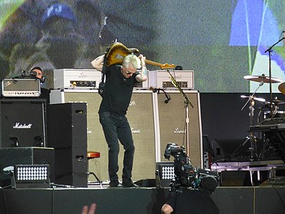 Mike McCready primarily plays which type of guitar?