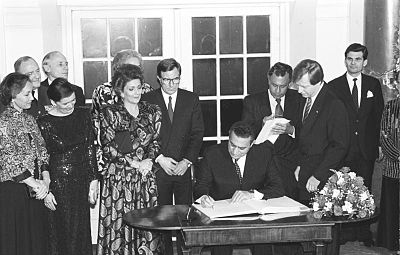 What is Hosni Mubarak's signature?