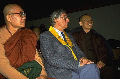 What did Nhất Hạnh promote as a nonviolent solution to conflict?