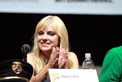 In which genre of roles did Anna Faris gain prominence?