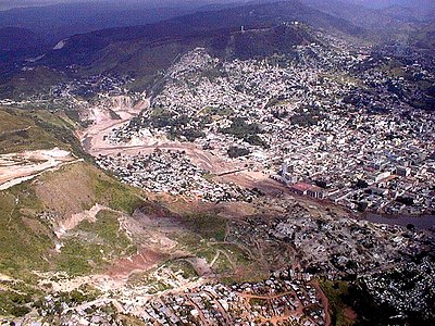 What is the name of the river that physically separates Tegucigalpa and Comayagua?