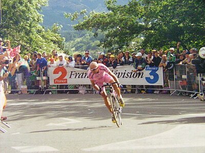 How long did Pantani take to climb the Alpe d'Huez?