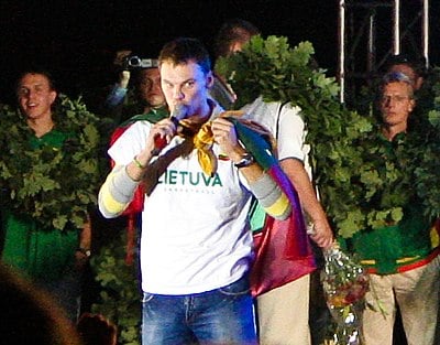 In what city did Šarūnas Jasikevičius celebrate a EuroLeague championship with his team?