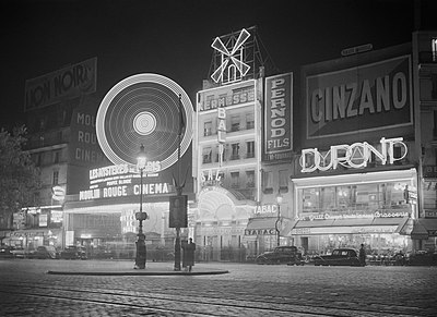 What happened to the original Moulin Rouge venue in 1915?