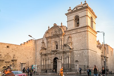 What is the architectural style of Arequipa's historical center?