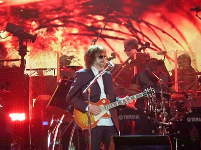What rock band did Jeff Lynne co-found in 1970?