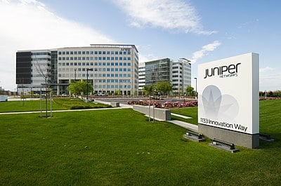 What percentage of Juniper Networks' revenues was accounted for by the enterprise segment in 2005?