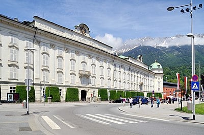 Which famous cable car connects Innsbruck with the nearby Nordkette mountain range?