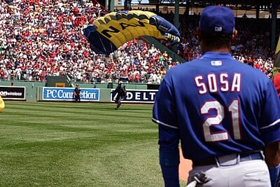 In how many at-bats did Sosa reach his 400th home run?