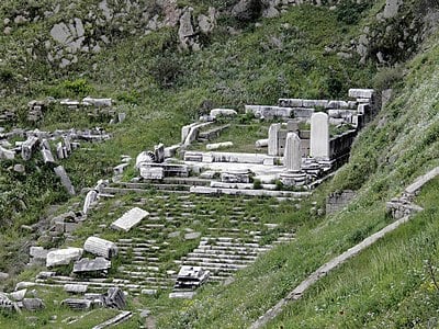 Which god was the Great Altar of Pergamon dedicated to?