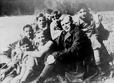 Who did Dietrich Bonhoeffer vocally oppose during WWII?