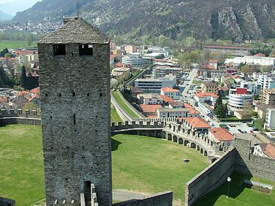What is the name of the main square in Bellinzona?